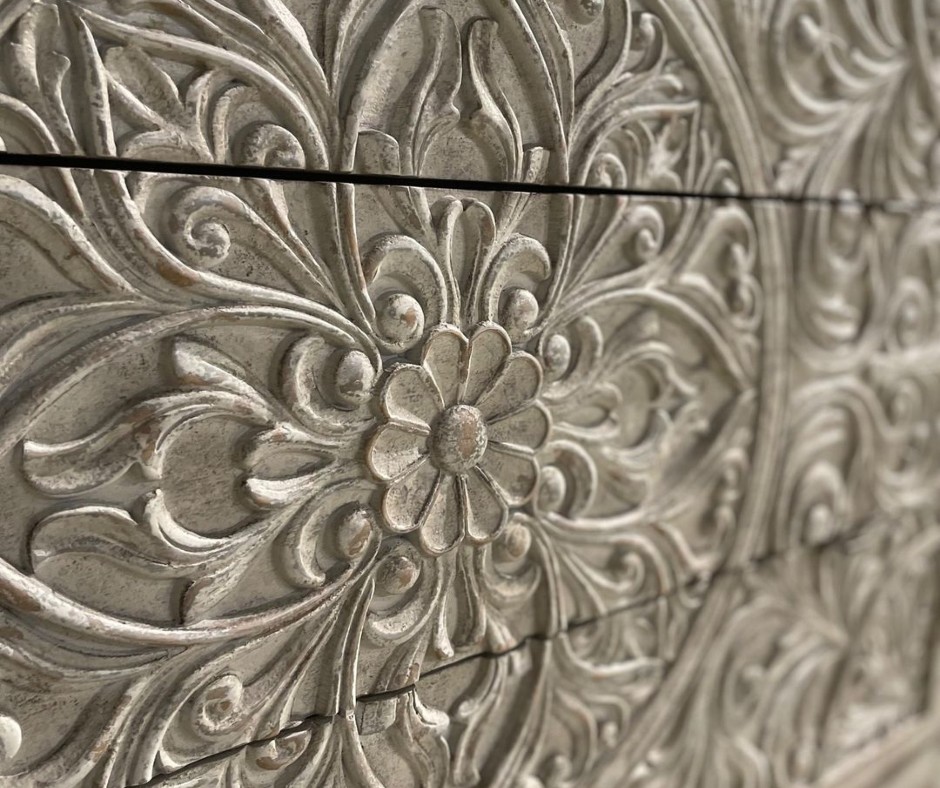 AMHomeFurnish's tweet photo. Ohh just look at the details on this Lockhart Accent Chest from #HookerFurniture ! 

#AMHomeFurnishings #HomeDecor #HomeDesign #ShopLocal #AccentFurniture #Home https://t.co/HzRwmnNA9I