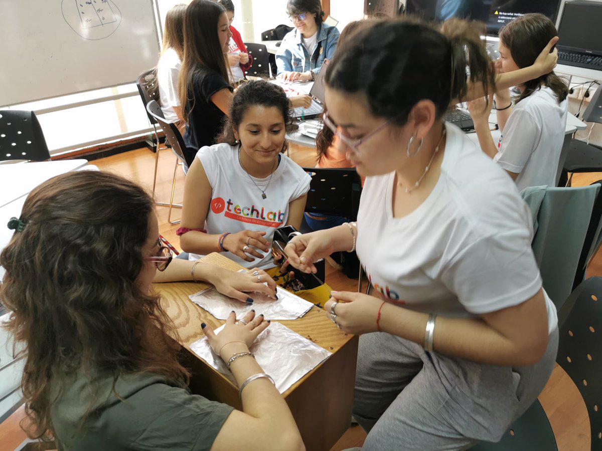 cyber_fd's tweet photo. Cajón peruano aumentado, creado por las chicas de #TechLab utilizando @makeymakey para controlar efectos visuales creados con #hydrasynth y @p5js
Tecnólogo en Informática Paysandú 
@UtecGlobal @UTECuy @usembassyMVD https://t.co/vYa8p2pnrD