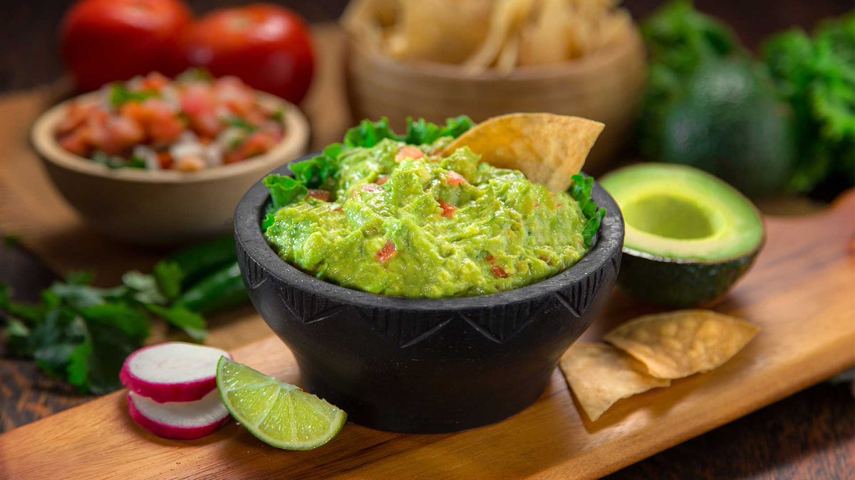 FoodandTravelMX's tweet photo. El #guacamole es tan apreciado en Estados Unidos que le dedican hoy, 14 de noviembre, como el Día Nacional del Guacamole picante. Por su delicioso sabor, esta preparación es, quizá, la salsa mexicana más popular alrededor del mundo. ¿Se te antojó? #DatoCurioso https://t.co/VHaafNlM1s