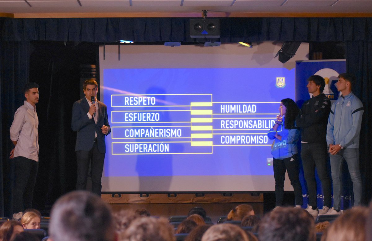 AD_Alcorcon's tweet photo. Regresa el #ProgramaValoresADA a los colegios de #Alcorcón con la visita de hoy al @Colegio_Alkor 🏫.
Es el primero de una serie de centros que visitaremos en las próximas semanas junto a nuestros futbolistas y los 7️⃣ valores alfareros que defendemos con orgullo 💛 https://t.co/1XojtE3zJe