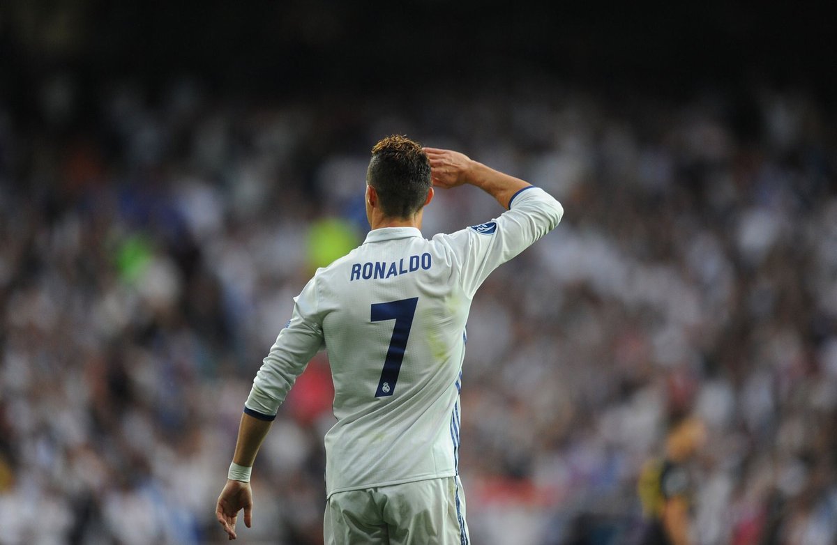 العالم ضد رونالدو وأنا ضد العالم.

Viva Ronaldo Forever