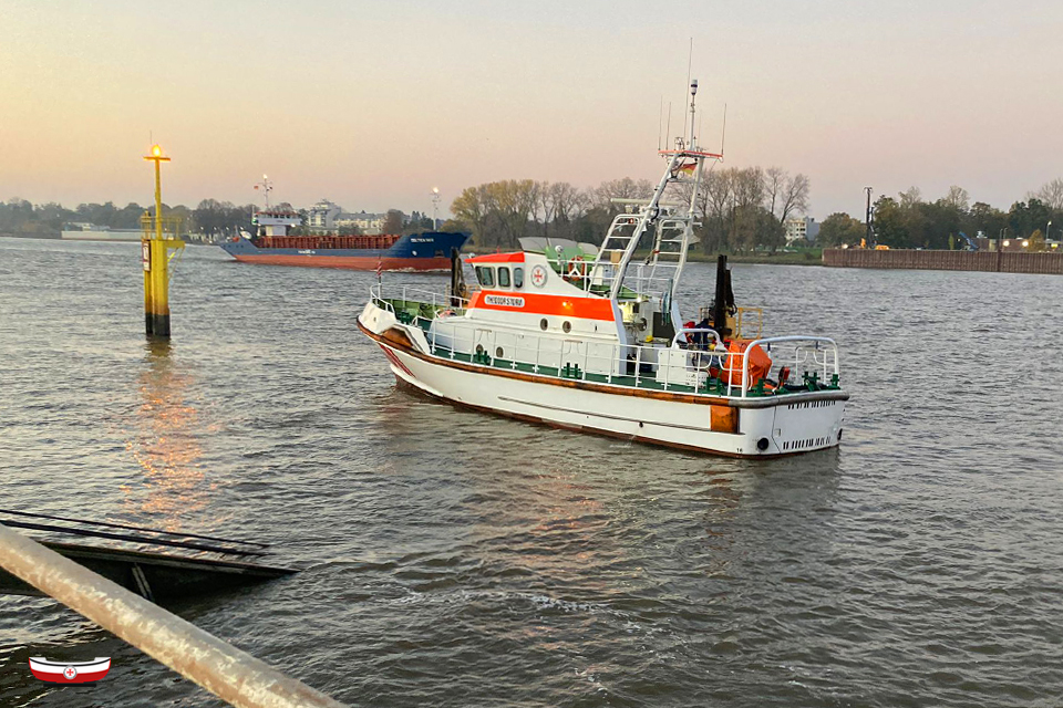 Seenotretter's tweet photo. #Seenotretter-Werftzeit 🛠️ hat begonnen: Unser #Seenotrettungskreuzer THEODOR STORM/#DGzRS-Station #Büsum ist heute auf seiner Bauwerft #Fassmer angekommen. Im Betriebsteil #Bardenfleth wird er in den kommenden Monaten turnusgemäß generalüberholt. 🤝 #TeamSeenotretter https://t.co/yu48aRB7nK