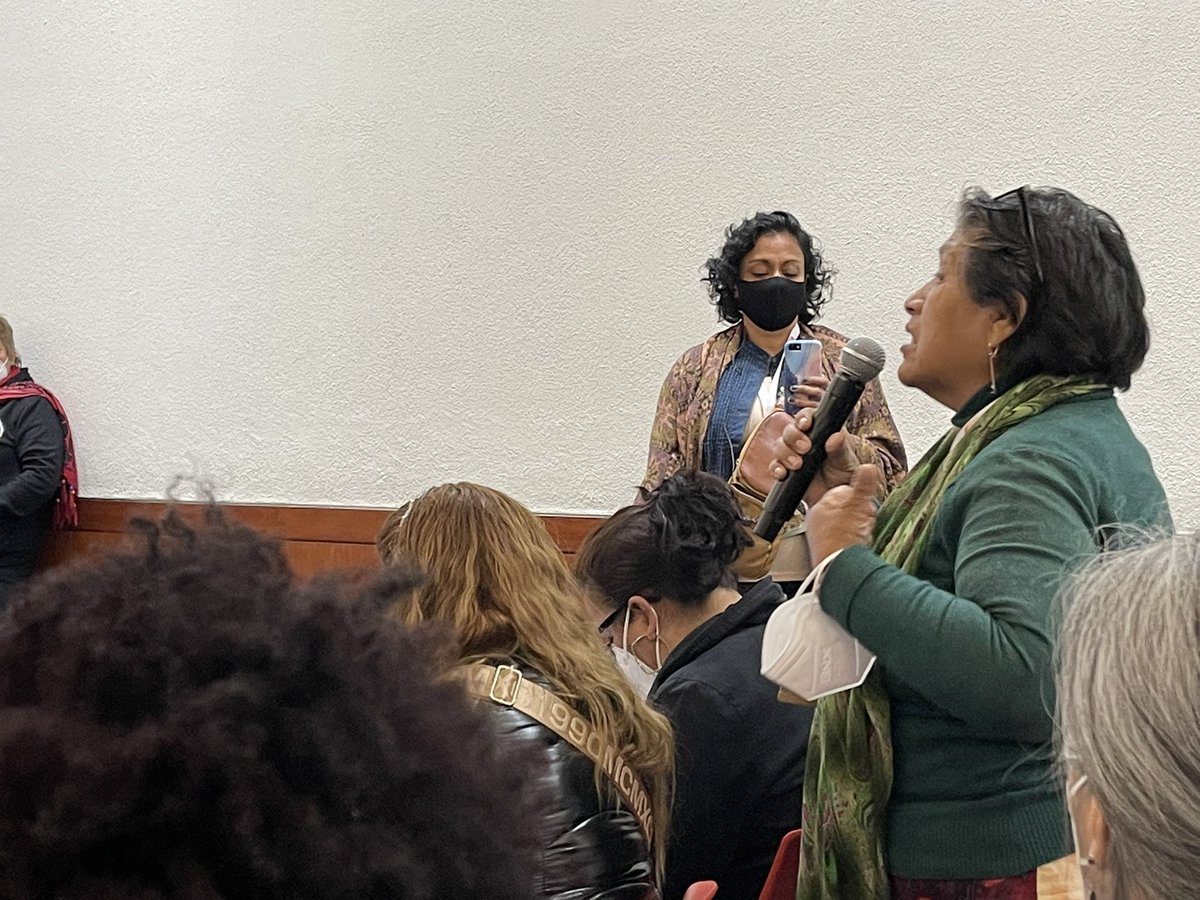 Discusión sobre la situación y demandas de trabajadorxs en empleo informal en la #CDMX.
Gloria Solorzano, dirigente de RENATTA, solicita a los gobiernos a abrir los ojos al sector de comerciantes en vía pública e integrarlos a los planes de la ciudad.
#WiegoGA2022
<a href="/WIEGOGLOBAL/">WIEGO</a>