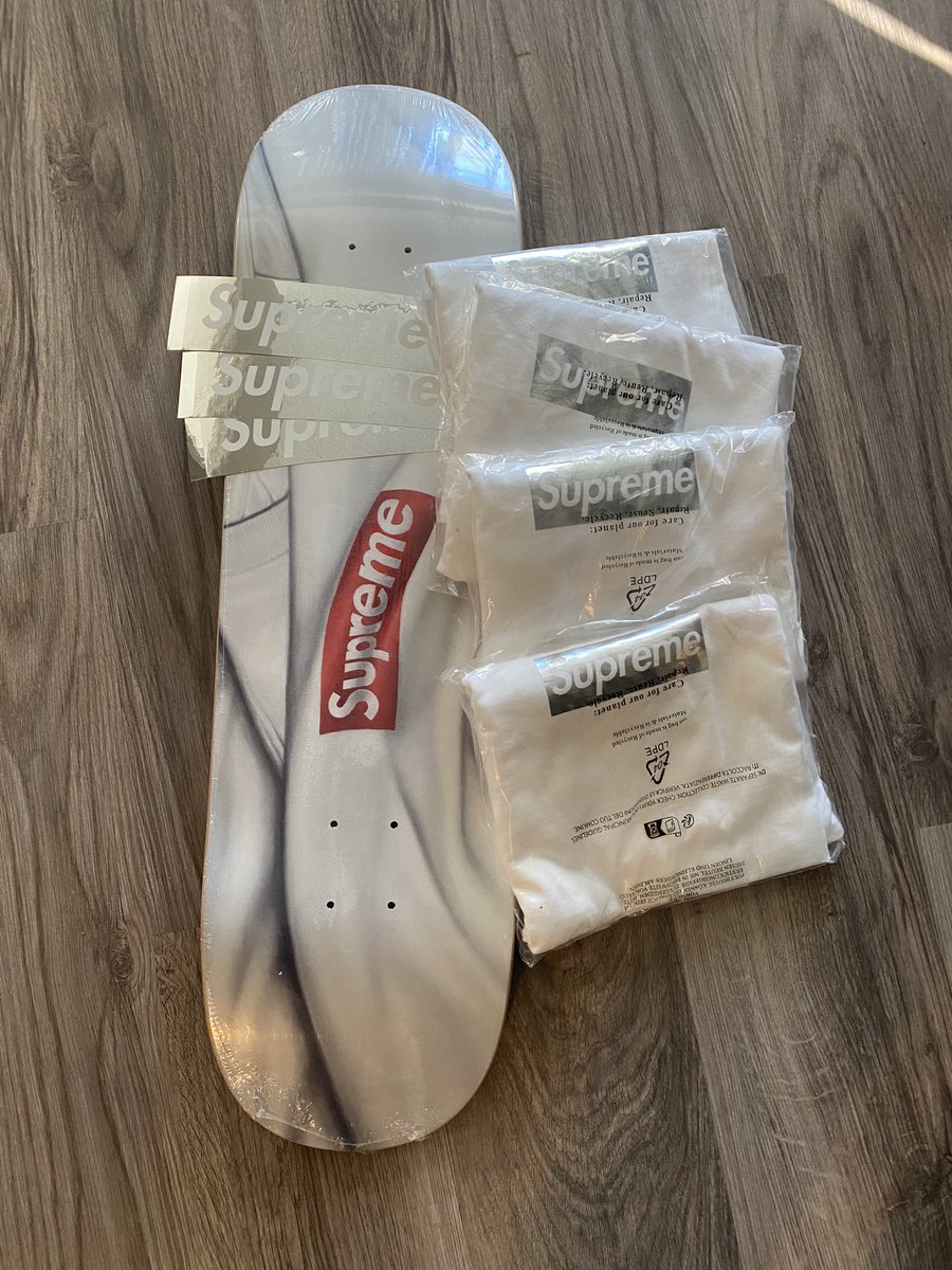 ClassyBeats's tweet photo. Supreme store opening in chicago was excellent. shout out to everyone who was there! #supreme https://t.co/X4PdYfLAlE