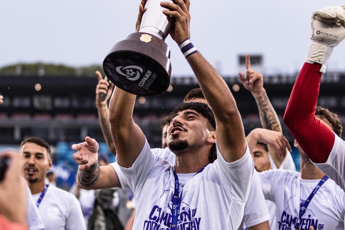 matirocha13's tweet image. La copa está en casa.
Salud campeones!!! 🏆💜
@DefensorSp