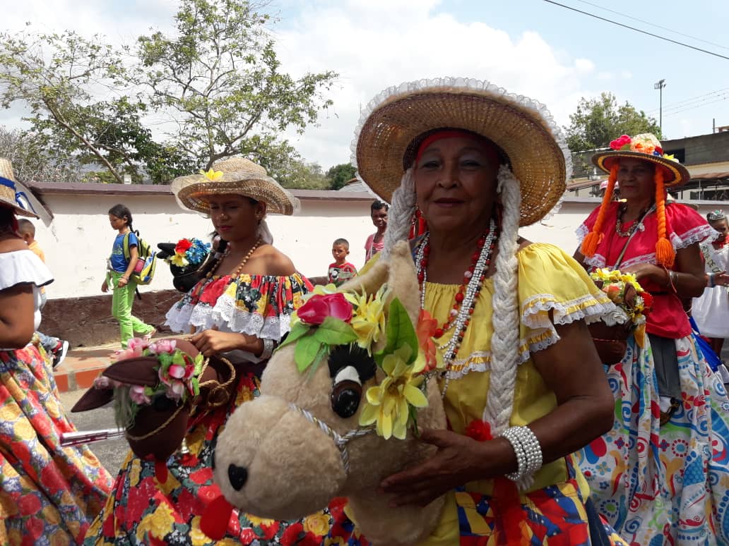 Las cofradías del Niño Jesús, Burras y Burriquitas de Petare y Los Teques expusieron su historia, origen y tradición en el encuentro de patrimonio cultural navideño mirandino, realizado en el municipio Sucre. #MirandoAlFuturo #Miranda #14Nov bit.ly/3UCd3rs