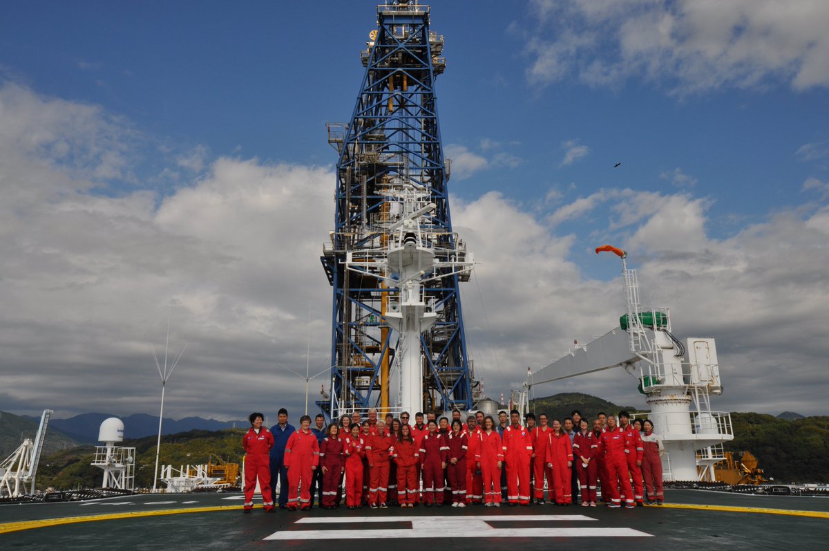 PSP #IODP #MSP #Exp386 Day 2 starts with a safety drill then a group photo on the helideck. 
Science presentations begin for the scientists, while the ESO team prepare the lab for the first shift of sampling.
 #ScientificOceanDrilling
<a href="/Chikyu_JAMSTEC/">CHIKYU 地球深部探査船「ちきゅう」</a> <a href="/EPC_Research/">EPC</a> @ECORD