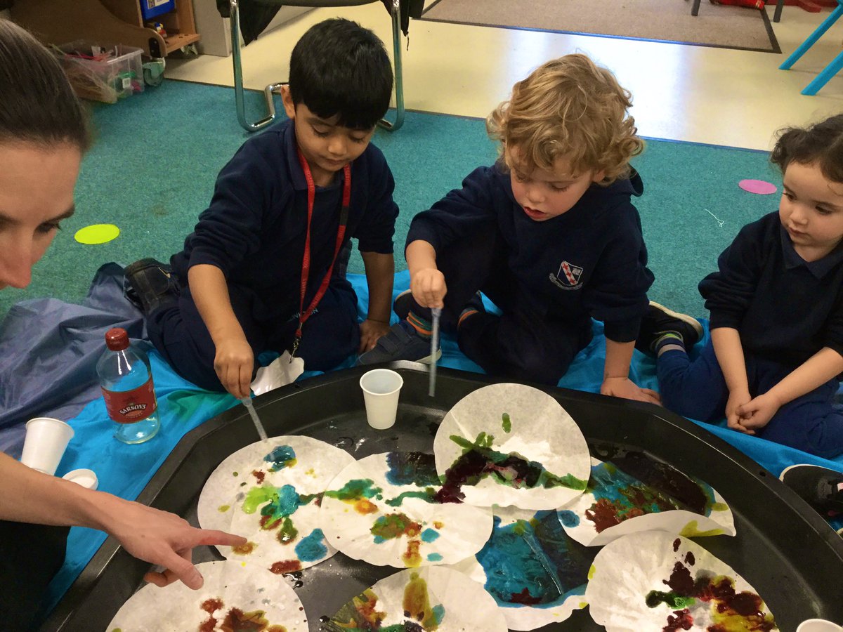 MonktonKG's tweet photo. #MonktonKindergarten have been really keen to experiment further and to create more fireworks. Today we used baking powder, food colouring and vinegar and had fun observing how it all got fizzy and how the colours changed. 🎆🧪🎨 #MonktonScience https://t.co/wAEAQf8RY3