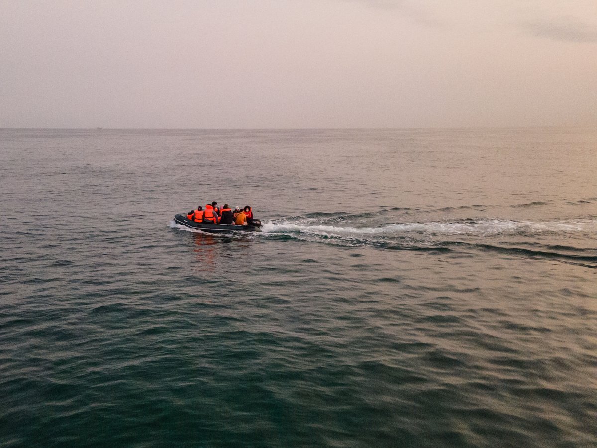 viewsfrance's tweet photo. Les secours français sont accusés d’avoir laissé mourir 27 migrants dans la Manche.

« Ah bah t’entends pas, tu seras pas sauvé », a notamment déclaré l'opératrice. https://t.co/lle5x30DJn