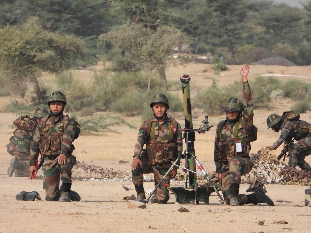 The troops of #ShahbaazDivision are undergoing tough integrated training in the deserts to enhance their operational readiness. GOC #ShahbaazDivision reviewed the training and complimented all ranks for the high standards of training
#SudarshanChakraCorps 
#IndianArmy