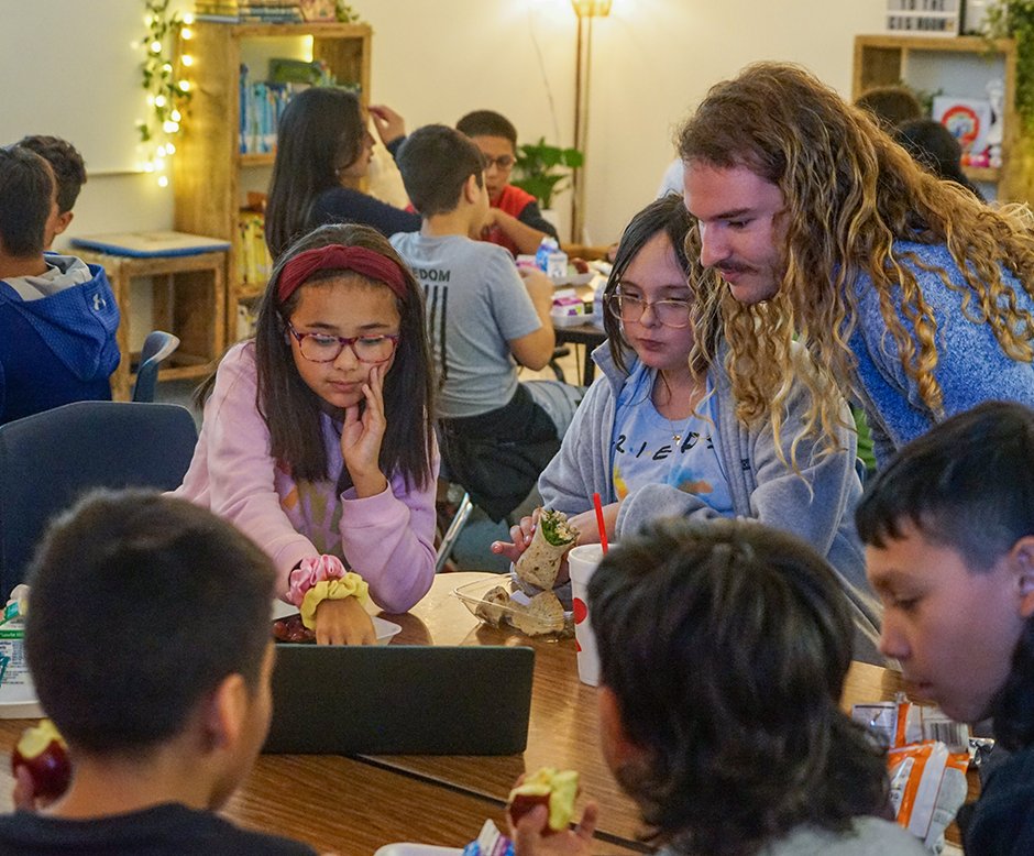 FrenshipISD's tweet photo. Over 76, 3rd-5th graders at @WestwindFISD have joined the Spanish Lunch Club hosted by Texas Tech University honor students. Twice a week, these groups come together to play games and sing songs as they learn Spanish.
Read more: https://t.co/dD31dR8m7L https://t.co/Vb4eE7PW7h