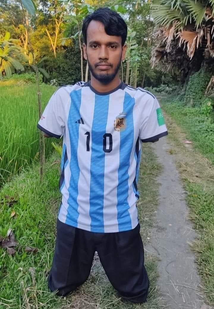 SNALAM85's tweet image. The person you see is named Mateen.  From Bangladesh . While flying the flag of Argentina in the 2018 World Cup, he was electrocuted and lost both his arms and legs. The excitement of the World Cup is only in the last 1 month, but the excitement of Matin's life has not returned.
