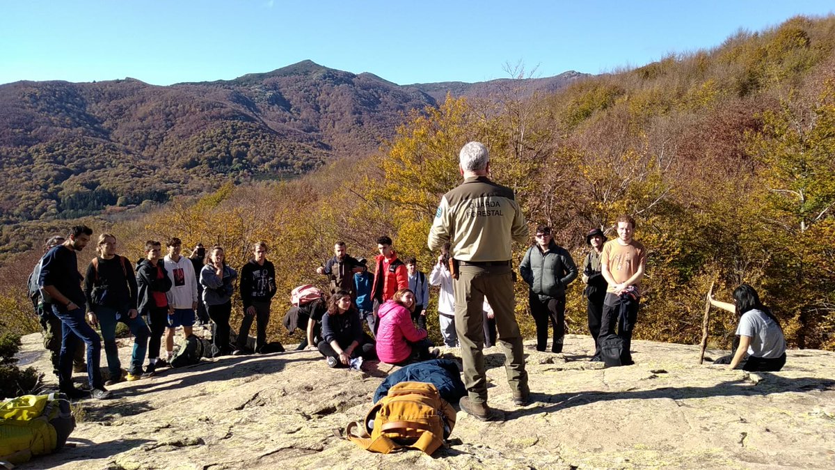 montseny's tweet photo. El passat divendres vam acompanyar els alumnes de Grau Superior de Control i Qualitat Ambiental a l'Empedrat de Morou.
Els hi vam explicar els objectius de gestió del parc i els principals reptes de futur, també la importància de la feina del #guardaforestal https://t.co/1DpcsactG2