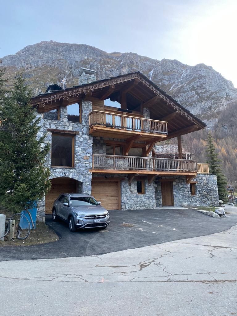 consensioluxury's tweet photo. Chalet Blackcomb is all finished and ready for the furniture installation starting this week, ahead of its launch next month! All very exciting! We can't wait to welcome Chalet Blackcomb's first guests this winter! Book here: https://t.co/m7vsFqjM7y

#valdisere @valdisere https://t.co/Mq6GMxKFsG