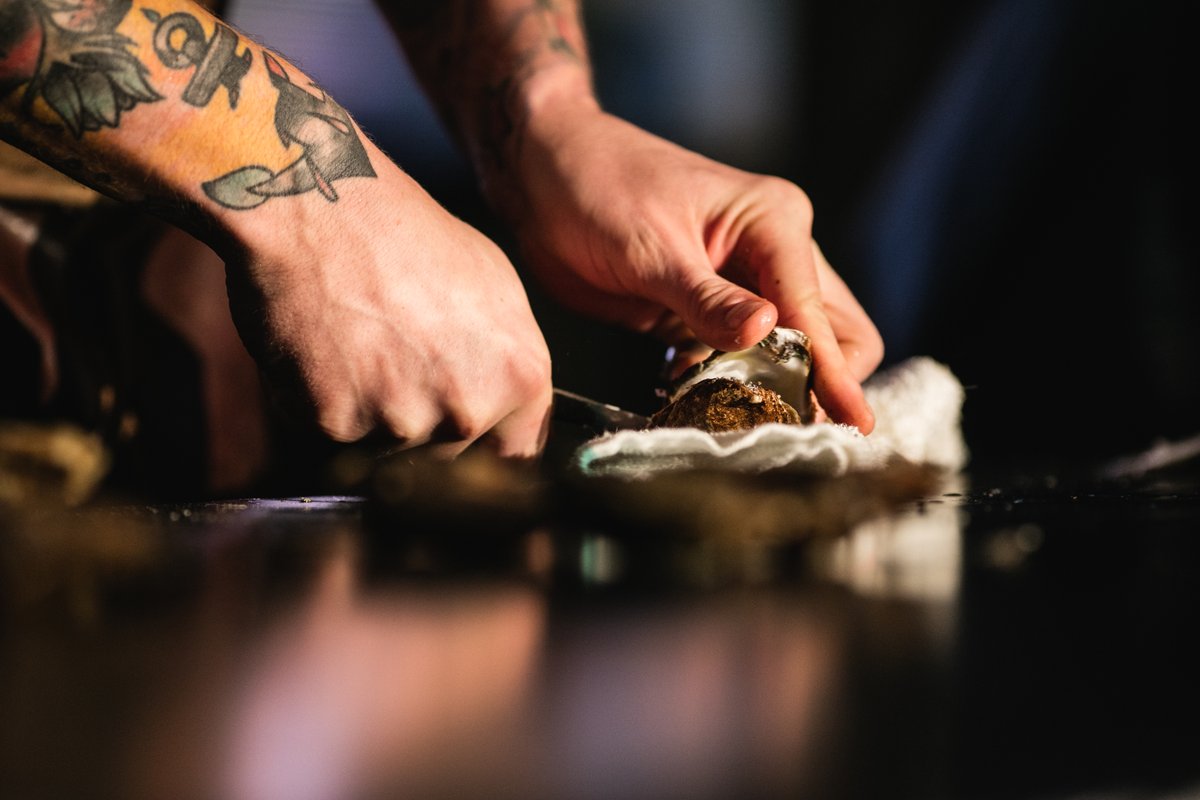 📢Calling all oyster shuckers📢

Want to flaunt your shucking skills on stage at #HFXOysterFest? We're looking for shuckers, professional and amateur, to sign up for our Saturday, Nov 26 shucking competition! 🦪

Register today! 
oysterfest.ca/registration-f…