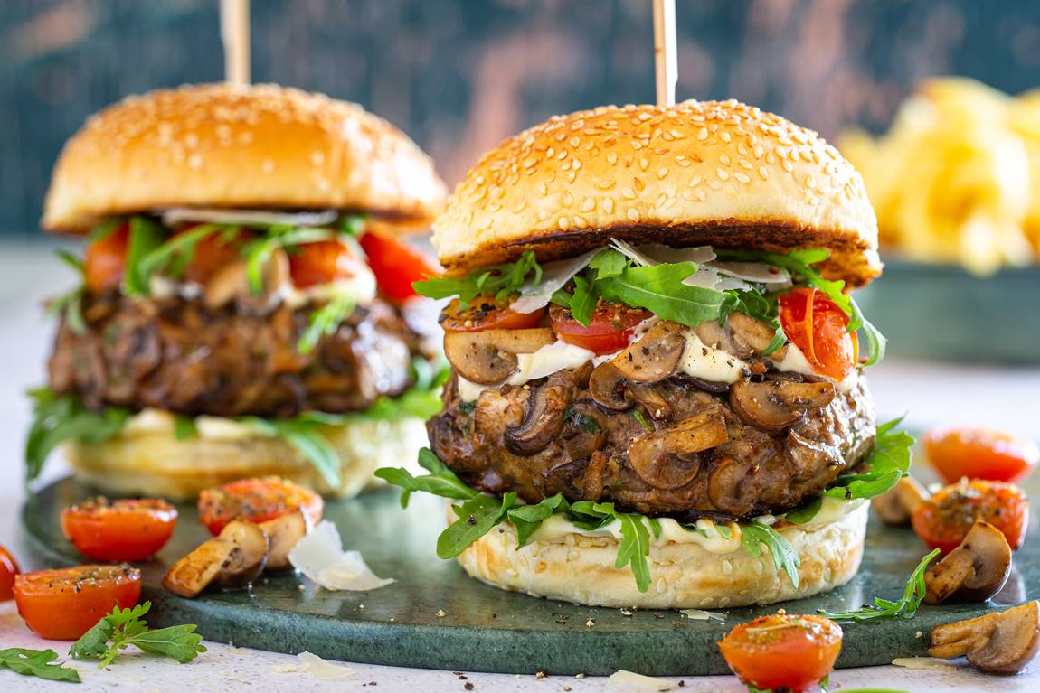 FoodBlogCT's tweet photo. The best burgers in South Africa have been crowned by @MushroomsSA #SAMFA https://t.co/mIQKimpGwD https://t.co/UO2DnRqa08