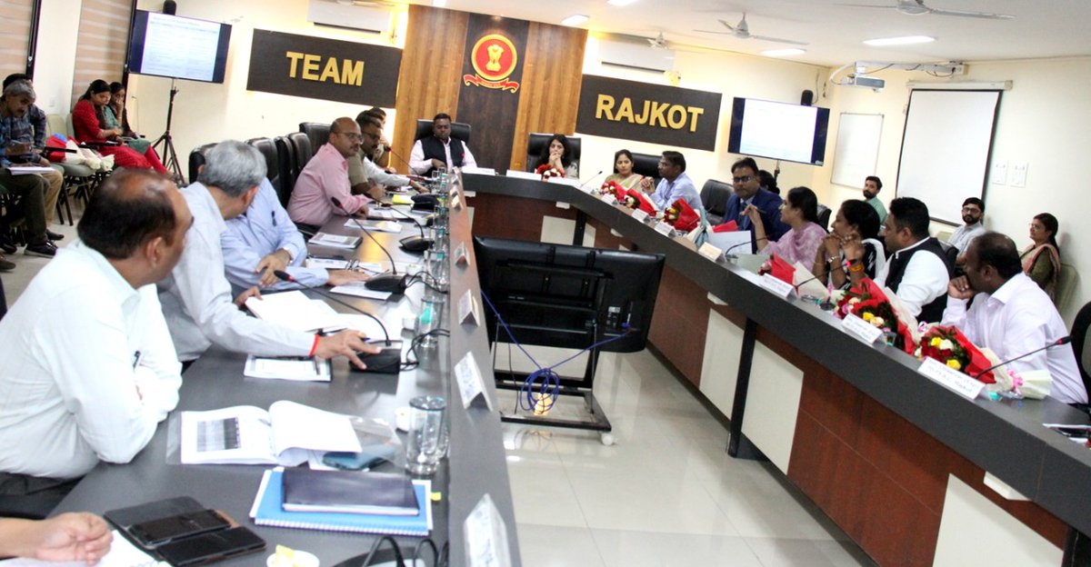 રાજકોટ જિલ્લામાં ચૂંટણીતંત્ર દ્વારા ચાલતી તૈયારીઓની સમીક્ષા બેઠક યોજાઈ.જેમાં General Observers અને Expenditure Observers દ્વારા આઠ વિધાનસભા વિસ્તારમાં ચાલી રહેલી ચૂંટણીની તૈયારીઓની વિગતવાર જાણકારી મેળવી જરૂરી માગદર્શન આપ્યું <a href="/CEOGujarat/">Chief Electoral Officer, Gujarat</a> <a href="/ECISVEEP/">Election Commission of India</a> <a href="/PIBAhmedabad/">PIB in Gujarat 🇮🇳</a> <a href="/DDNewsGujarati/">DD News Gujarati</a>