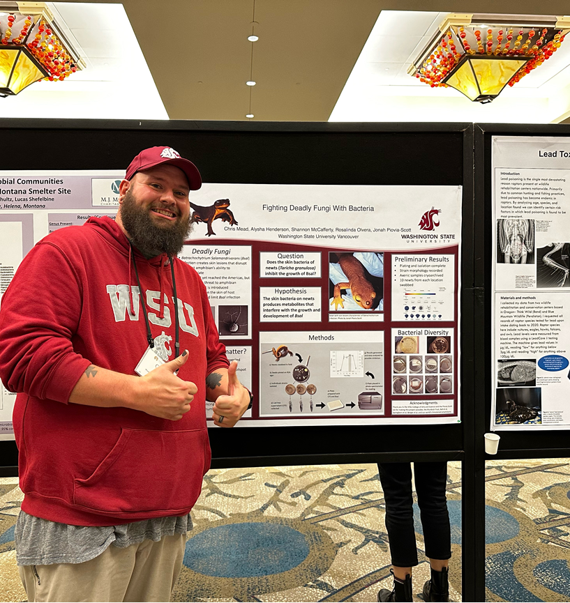 PioviaScottLab's tweet photo. Congrats to lab undergraduate Chris Mead on his first scientific presentation! A poster on skin-associated bacteria and fungal resistance in rough-skinned newts given at the Murdock College Science Research Conference: https://t.co/z626Ydl1hr
Great job Chris! https://t.co/pYgLtVAJEj