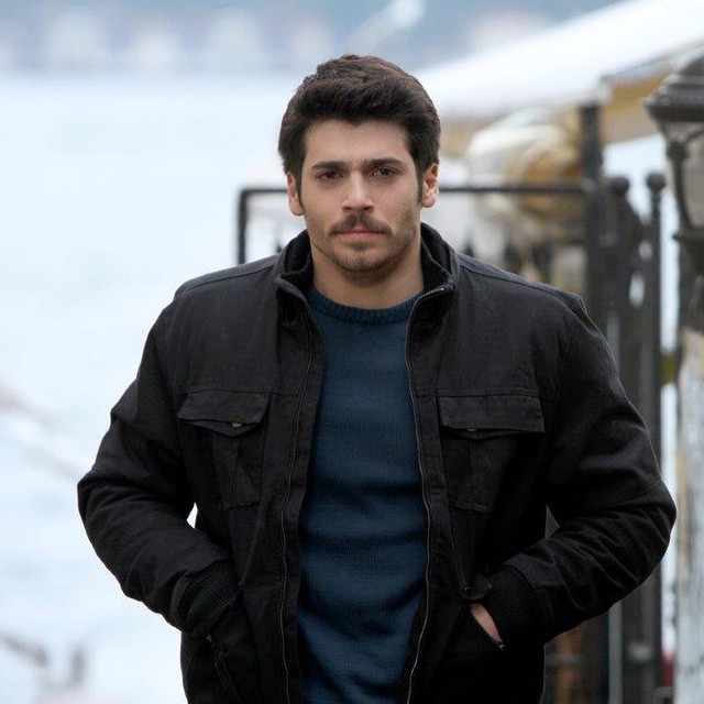 Que bonito sería poder disfrutar en España  de #CanYaman en #gönülişleri dando vida a #bedirkocadağ
<a href="/divinity_es/">divinity</a> <a href="/scalderonduran/">Sergio Calderón</a> ¿No  os animáis a traer el primer trabajo de Can Yaman a España?