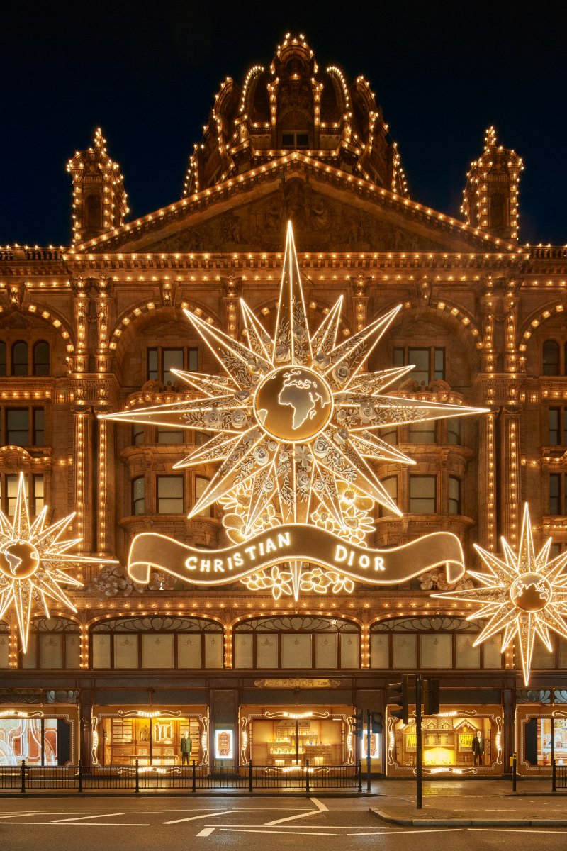 Fuckingyoung's tweet photo. ✨ @Dior and @Harrods are ready for Christmas
In case you hadn’t noticed, Christmas is just around the corner. https://t.co/7zO4b1Vydh https://t.co/qjPj2LVKaP