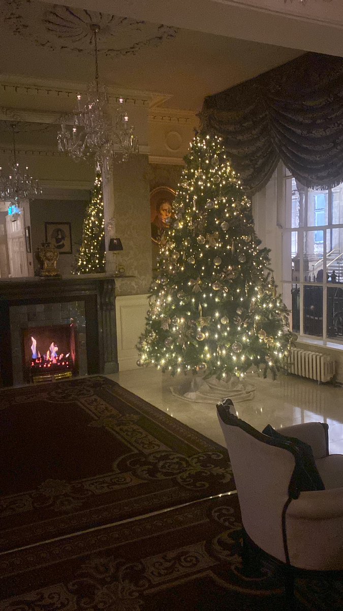 Starting to look a lot like Christmas in @BuswellsHotel @OriginalIrishHt