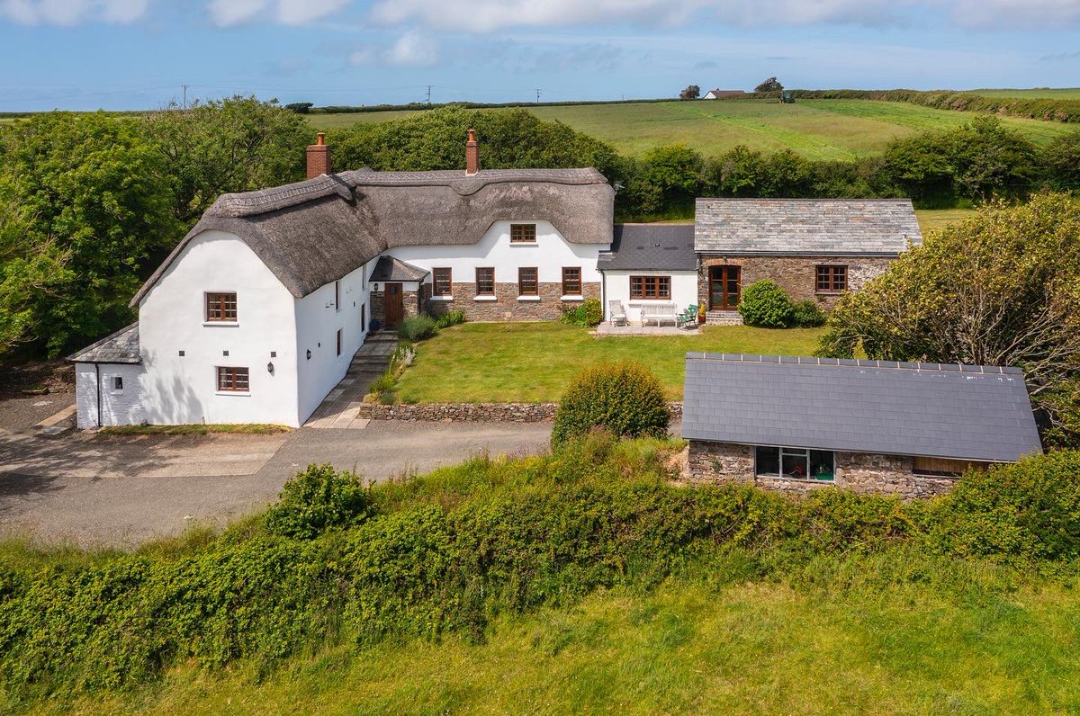 JSNorthDevon's tweet photo. It’s #movingday for the lucky purchasers of this stunning #thatched #countryhouse today! 🥂🚛📦

Selling? Choose Jackson-Stops… 🏡

#Devon #NorthDevon #Hartland #NationalAgent #PropertyMarket #JacksonStops https://t.co/ixvtSTtUm7