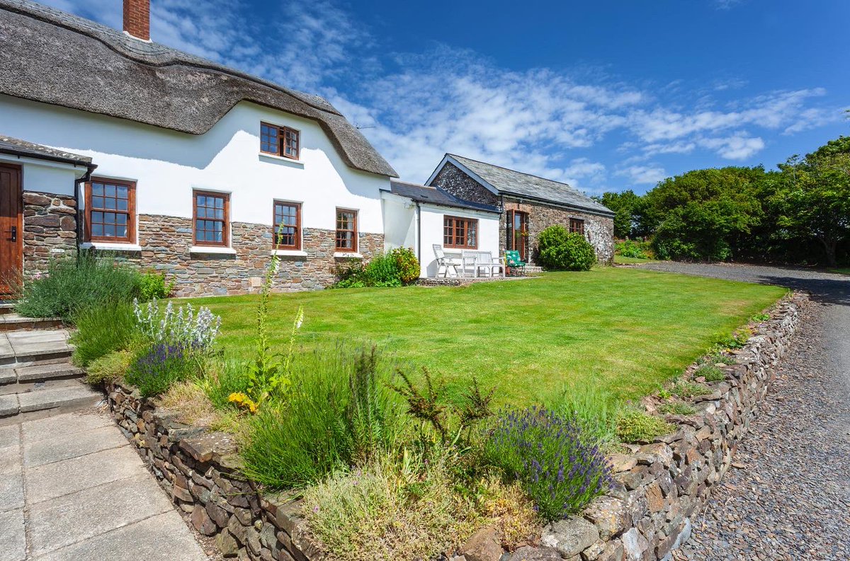 JSNorthDevon's tweet photo. It’s #movingday for the lucky purchasers of this stunning #thatched #countryhouse today! 🥂🚛📦

Selling? Choose Jackson-Stops… 🏡

#Devon #NorthDevon #Hartland #NationalAgent #PropertyMarket #JacksonStops https://t.co/ixvtSTtUm7