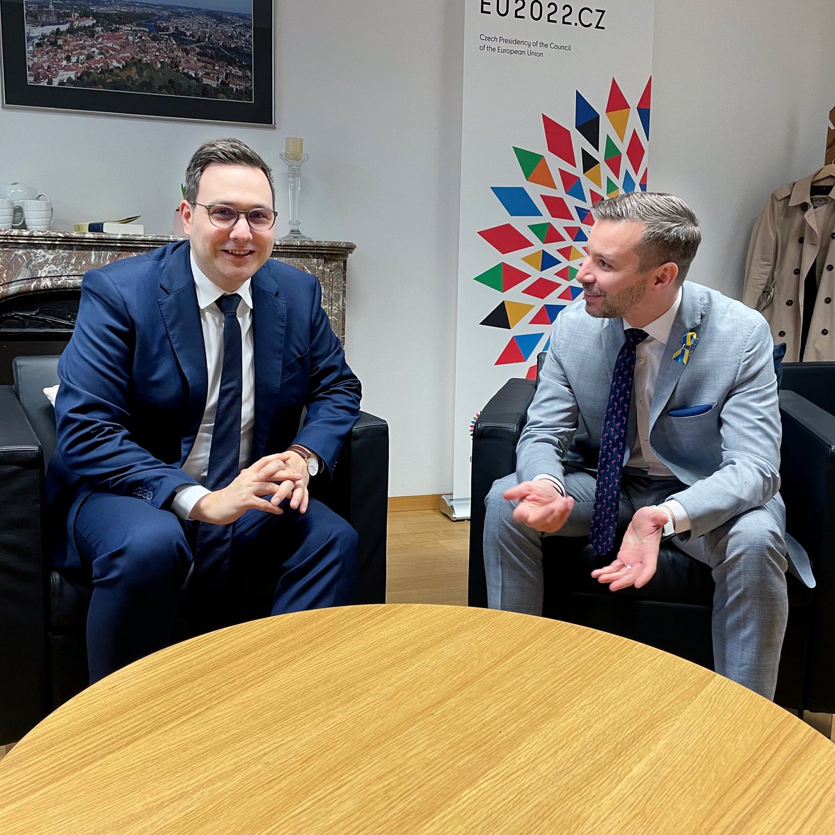MarcelKolaja's tweet photo. Diskuze o aktuálních evropských tématech s nejlepším ministrem zahraničních věcí v historii České republiky. 🙂 https://t.co/XxUDQ39VfW