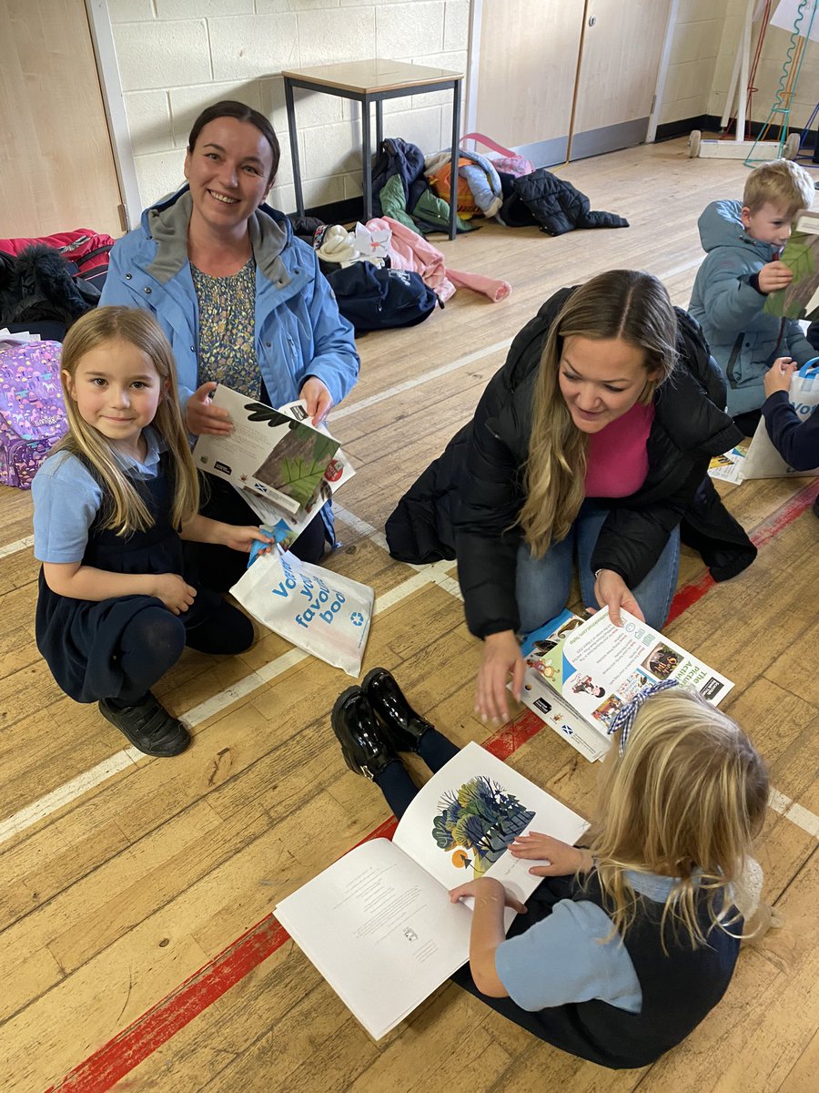 SmithShona's tweet photo. Thanks to the parents, grandparents, carers and P7 buddies that came today to help share in the magic of the p1 children receiving their Bookbug Book Bag. There was a real buzz and excitement to see what fantastic books they had been gifted. @SimpsonPrimary @ReadSps https://t.co/aIdARGJDAN
