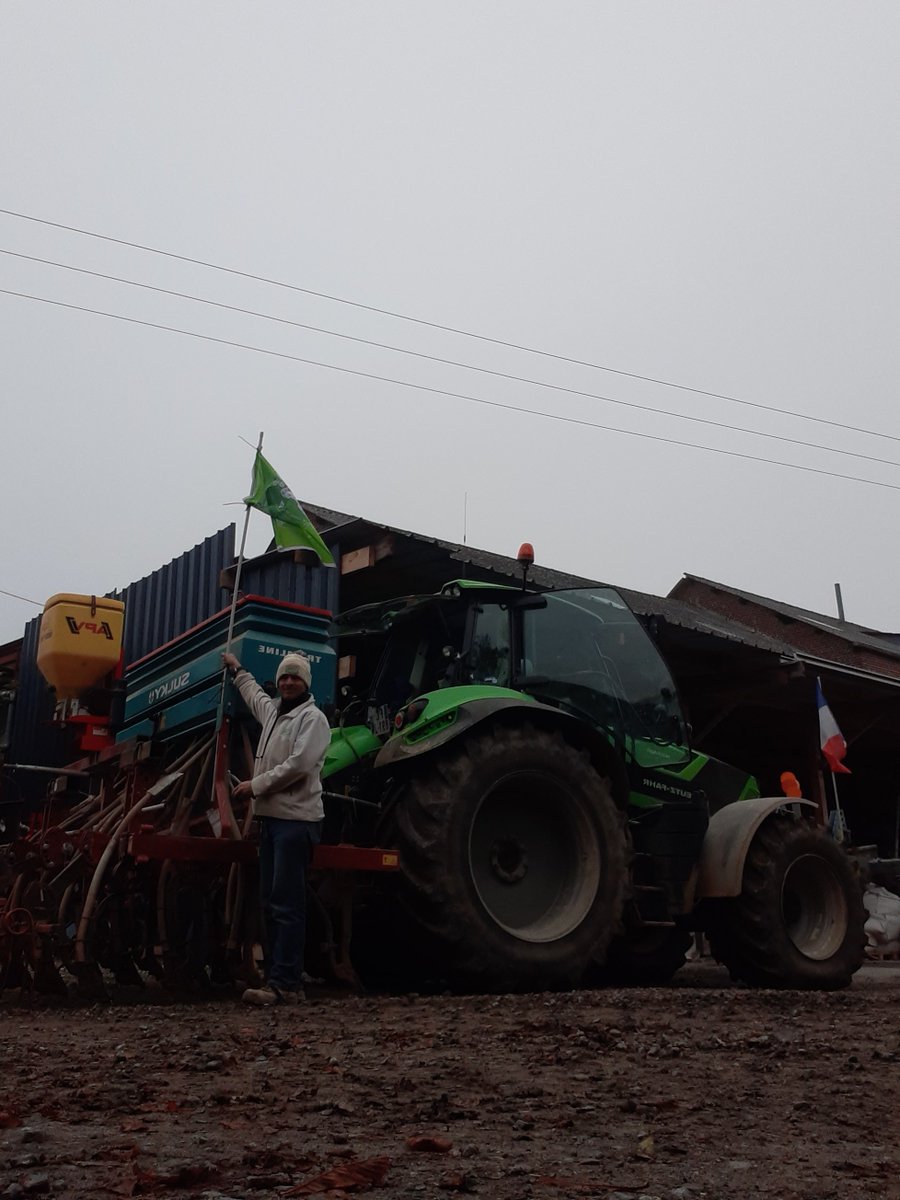 GuyotVincent02's tweet photo. Mission accomplie,
Quel bonheur ce soir de décrocher le 🏁 #FrAgTw du T-drill #guilbart marquant ainsi la fin de semis d'automne de #blé 🌾.
Un IMMENSE merci à #Ceuxquifont la #météo @KarineDurandpro @EvelyneDheliat et qui nous permettent de planifier notre boulot au 👌. 👍😘 https://t.co/zMwc6JJ690