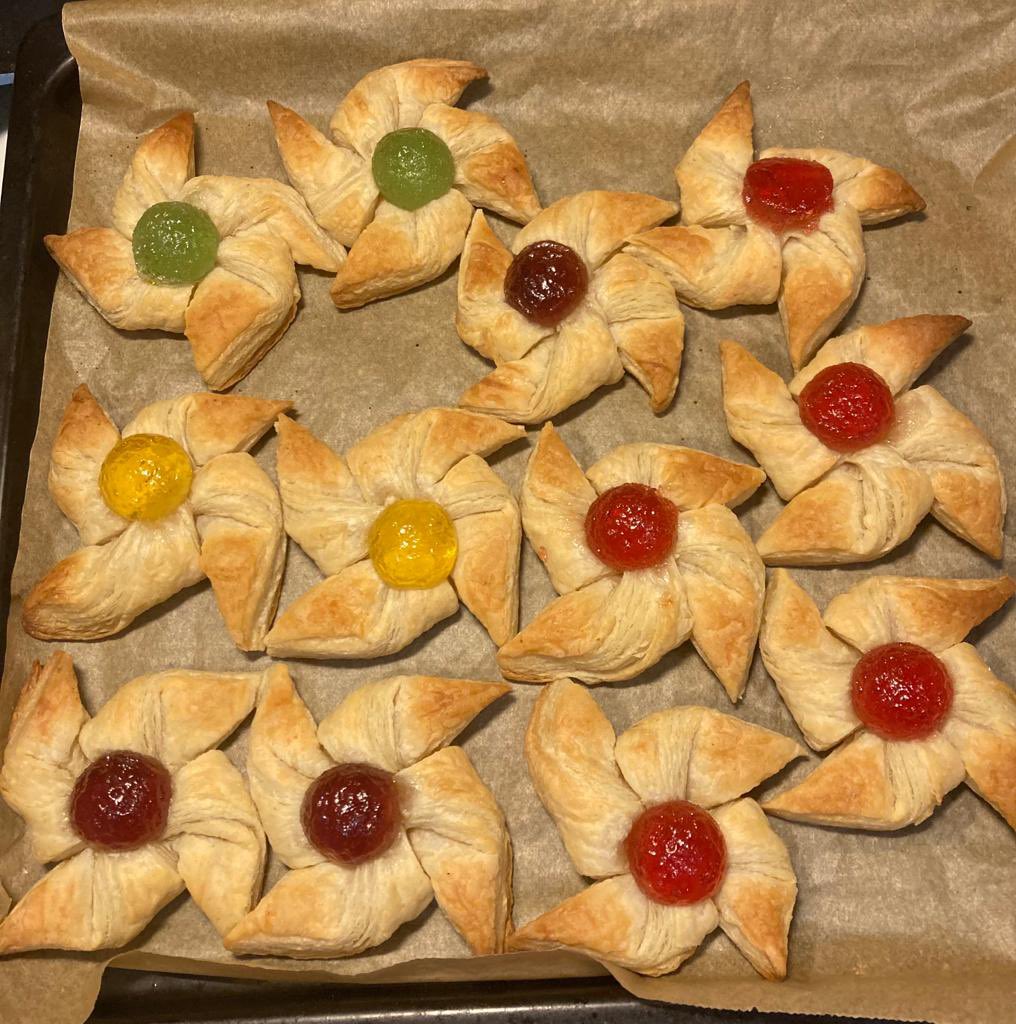 Näyttää Joulu alkaneen lähestymisensä…#ensimmäisetjoulutortut #kiitosvaimo