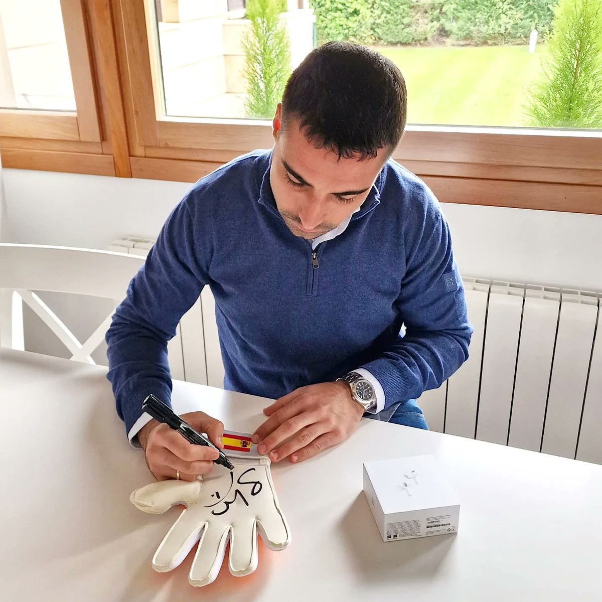 SergioAsenjo1's tweet photo. Sorteo mis guantes y unos AirPods Pro‼️

Para participar:
1️⃣ Seguirme @SergioAsenjo1 y seguir a @Ktuin 
2️⃣ Hacer RT y darle like. 
3️⃣ Mencionar a un amigo por comentario tantas veces como queráis.

El sorteo finaliza el lunes 21 de noviembre a las 14:00.

Suerte a todos 😃 https://t.co/JgNMlic4uB