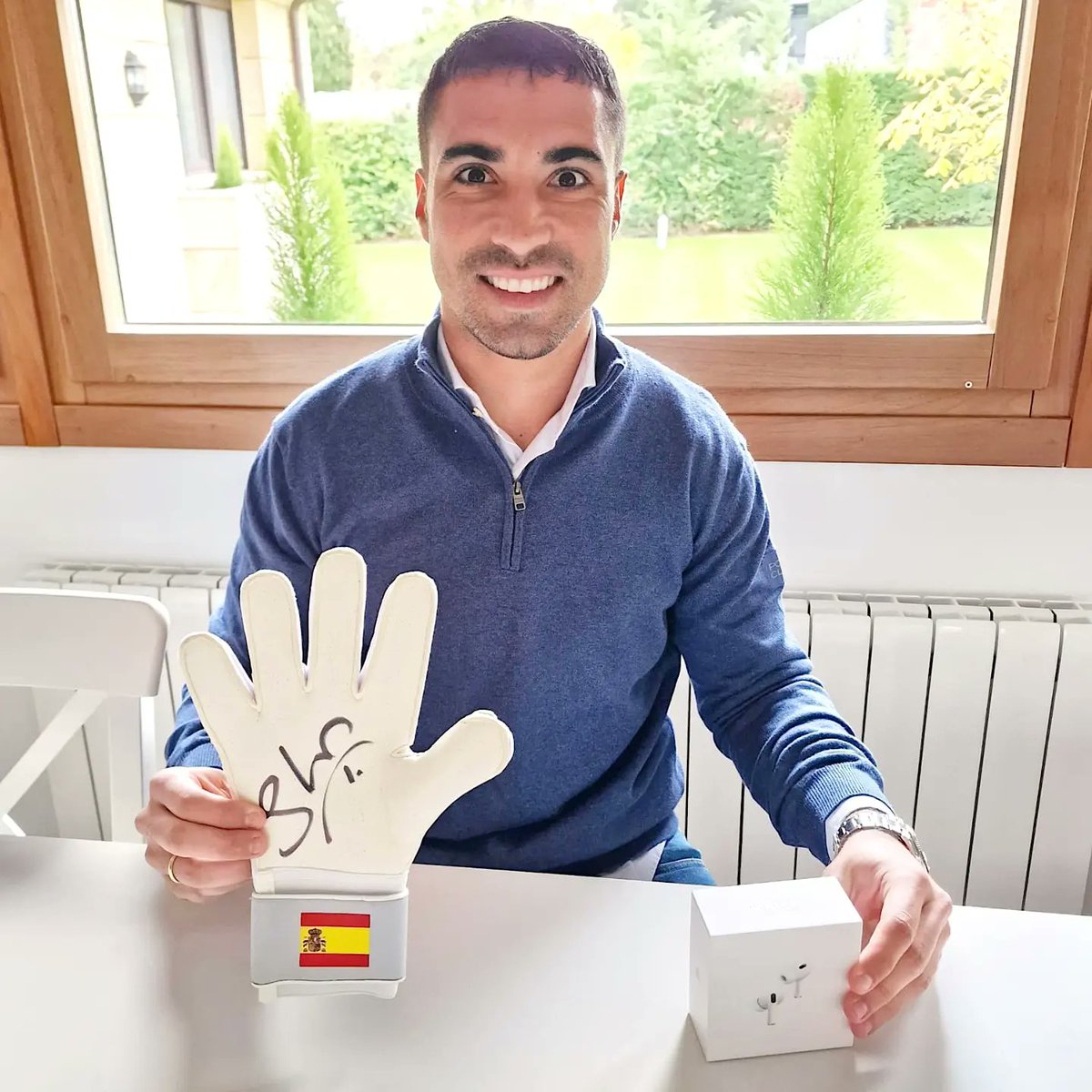 Sorteo mis guantes y unos AirPods Pro‼️

Para participar:
1️⃣ Seguirme <a href="/SergioAsenjo1/">Sergio Asenjo</a> y seguir a <a href="/Ktuin/">K-tuin</a> 
2️⃣ Hacer RT y darle like. 
3️⃣ Mencionar a un amigo por comentario tantas veces como queráis.

El sorteo finaliza el lunes 21 de noviembre a las 14:00.

Suerte a todos 😃