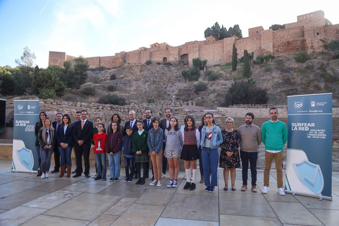 CEIPJabega's tweet photo. Nuestro cole ha sido premiado, junto con otros centros educativos de la ciudad, por participar en los talleres "Sé genial en internet", en el marco de "Surfear por la red".
Nuestro alumnado de 5º y 6º de Primaria ha disfrutado de una mañana de nuevas experiencias.
¡ENHORABUENA! https://t.co/RksqzPZwtz