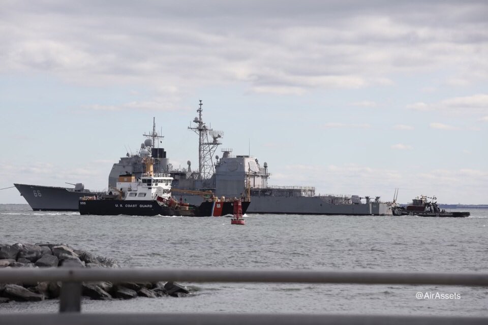 WarshipCam's tweet photo. Former USS Hue City (CG 66) Ticonderoga-class guided missile cruiser being towed out of Norfol, Virginia by the MV Gary Chouest en route to Philadelphia - November 14, 2022 #usshuecity #cg66
SRC: TW-@AirAssets https://t.co/v4lbTixJtT