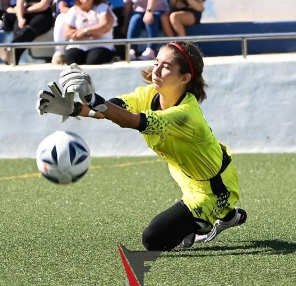 CEConstancia's tweet photo. 😍🔝Henar Gallardo Oses, pre seleccionada amb la selecció sub-15 espanyola @rfef 

Enhorabona Henar! A seguir treballant 👏🏼🤍🖤

#ConstànciaiHonor #CentAnysEnBlanciNegre https://t.co/1etn4CyW0y