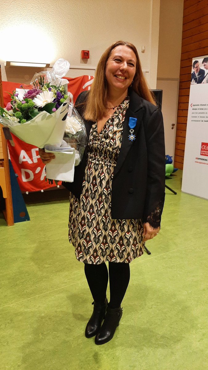 AAuteuil_NEst's tweet photo. Aude Le Mentec, directrice de la crèche Balthazar #Strasbourg reçoit les insignes de chevalier de l’ordre du mérite. « Cette médaille revient à toute l’équipe de la crèche. Il était évident pour nous de maintenir un mode de garde pour les soignants mobilisés durant le Covid. » https://t.co/pnzcf5AwZP