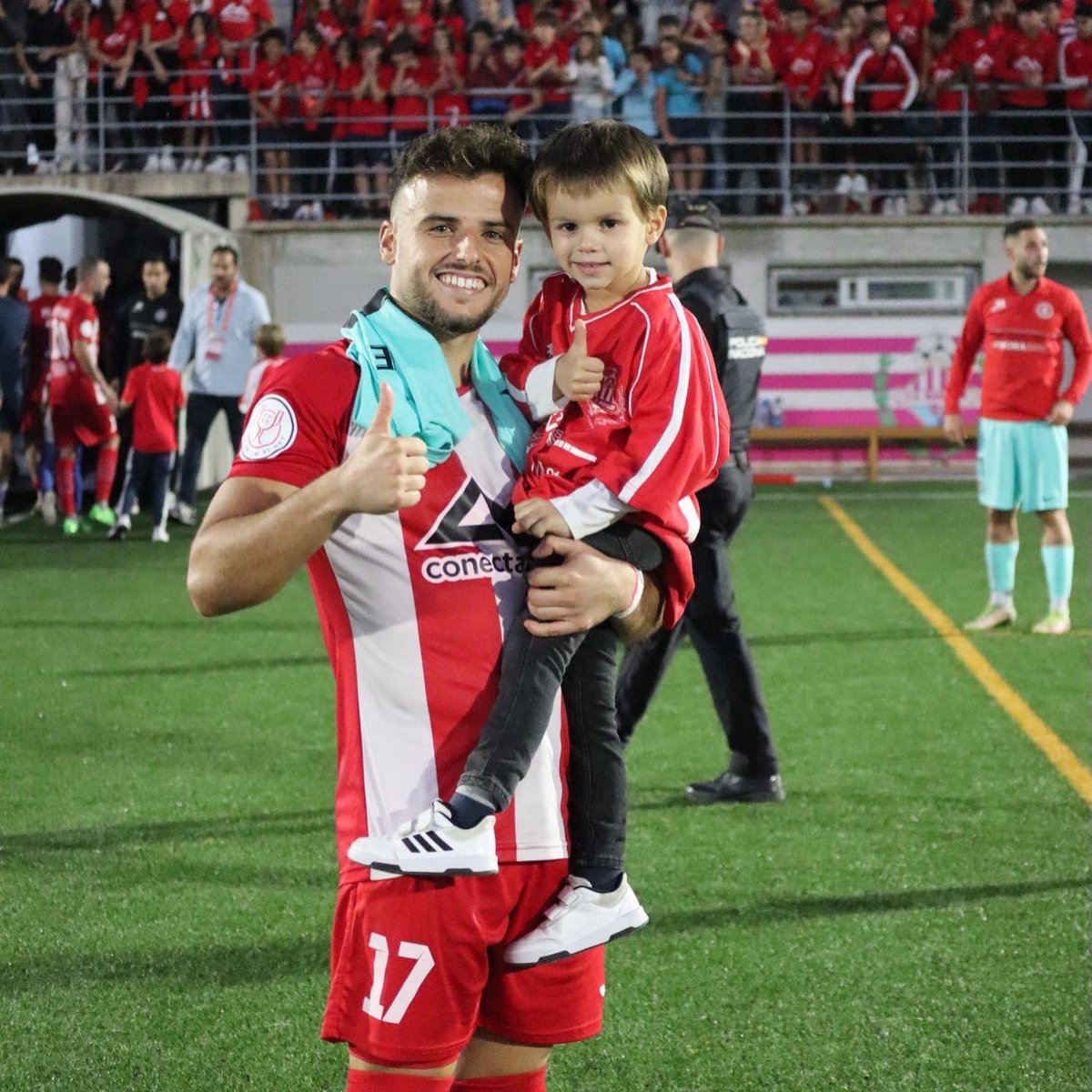 cemanacor's tweet photo. Els mes petits del equip també van disfrutar aquest gran dia ❤️🤍😍

(1/2)

#VamosManacor #OrgullManacori #SomCantera #SomCentenari https://t.co/8l2Bp3KWPw