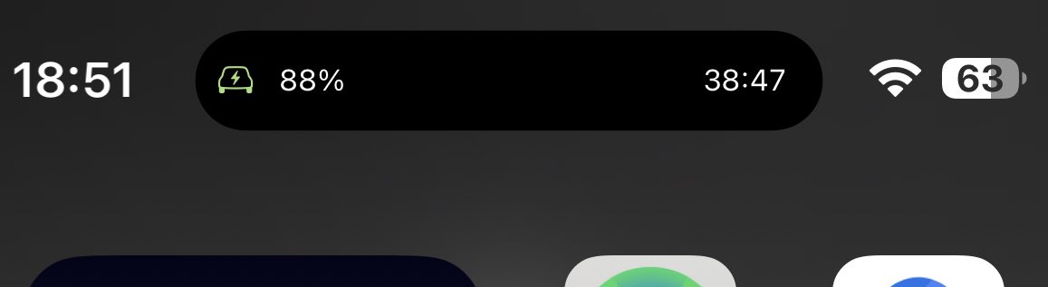 stivy73's tweet image. Di gran lunga il miglior utilizzo della #dynamicisland e delle #liveactivities su #ios1611 : il tempo rimanente per terminare la ricarica della #Tesla