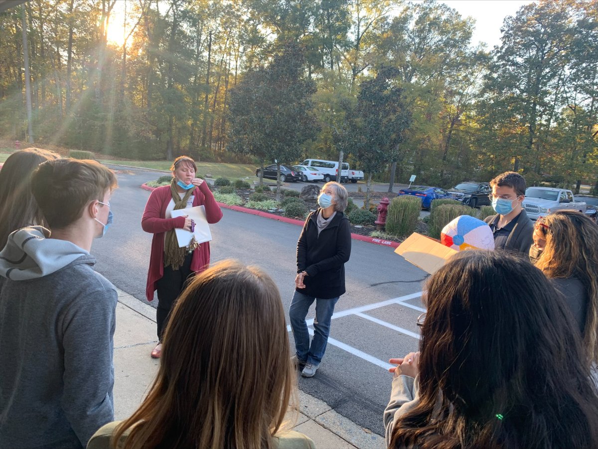 MethodistFamily's tweet image. On Sunday, 11/13, Rev. Eva Englert-Jessen of pastoral care got to visit youth and adults from First United Methodist Church of North Little Rock who came and led a conversation and crafts about gratitude. 
We are grateful for our volunteers!