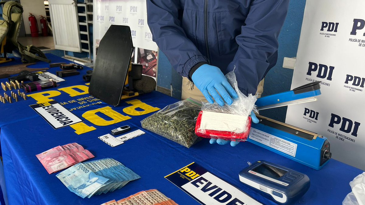 #Detectives de la Brigada Antinarcóticos y Contra el Crimen Organizado de #Concepción desarticularon una banda delictual dedicada al tráfico de drogas que provocaba temor entre los vecinos de #Hualpén, #Talcahuano y #Concepción. Nueve personas fueron detenidas.