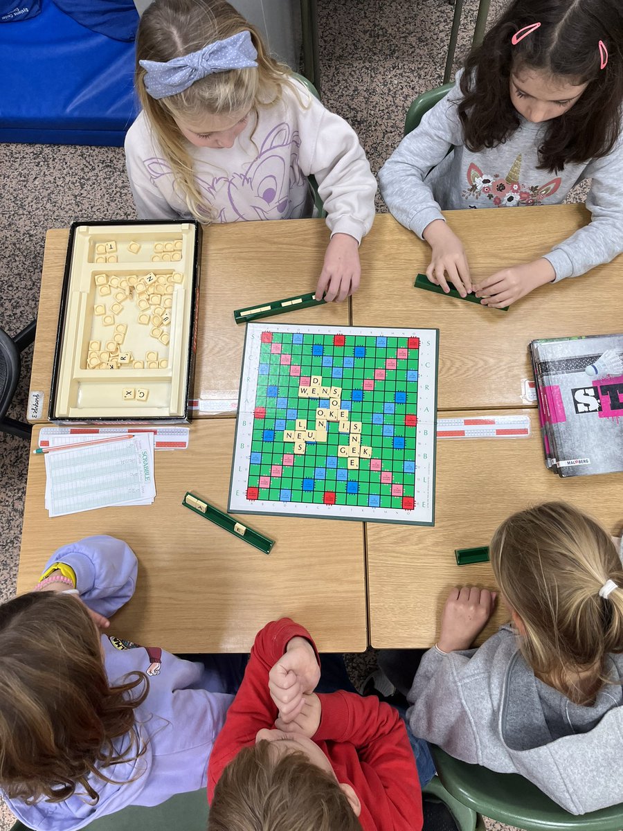 Vandaag had ik de tijd en de ruimte, en de kinderen het geduld en enthousiasme, om samen met mij een potje scrabble te spelen. Genieten met groep 4 hier. 😊