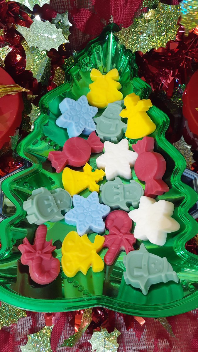 Holiday melts are live!
Available in any fragrance of your choice &amp; packaged in a cute, reusable bucket 🎄
Included in my 20% off sale!

Get the full variety bundle here:
etsy.com/listing/109958…
#waxmelts #shopsmall