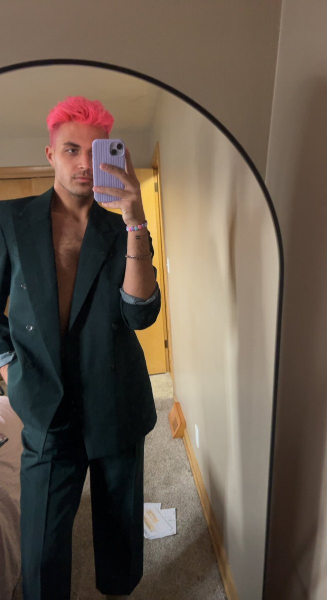 domshaffe's tweet photo. Going through the closet kinda day 🛍️ https://t.co/AEa1tTKew3