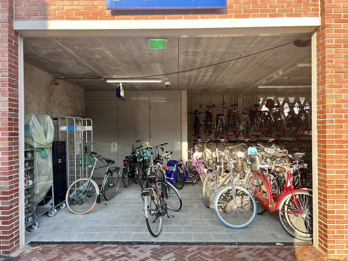 MKHNHT's tweet photo. @NS_online, vandaag gespot in Gouda. De ingang van de fietsenstalling, met hindernissen. Is dit vaak zo of trof ik toevallig een rommelige dag? 🤔 https://t.co/TVdrKSHU92