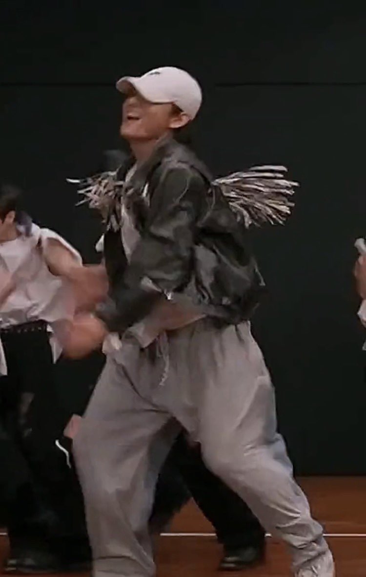 sunjktae's tweet image. He has wings🕊💕
#taehyung #runbtsdancepractice