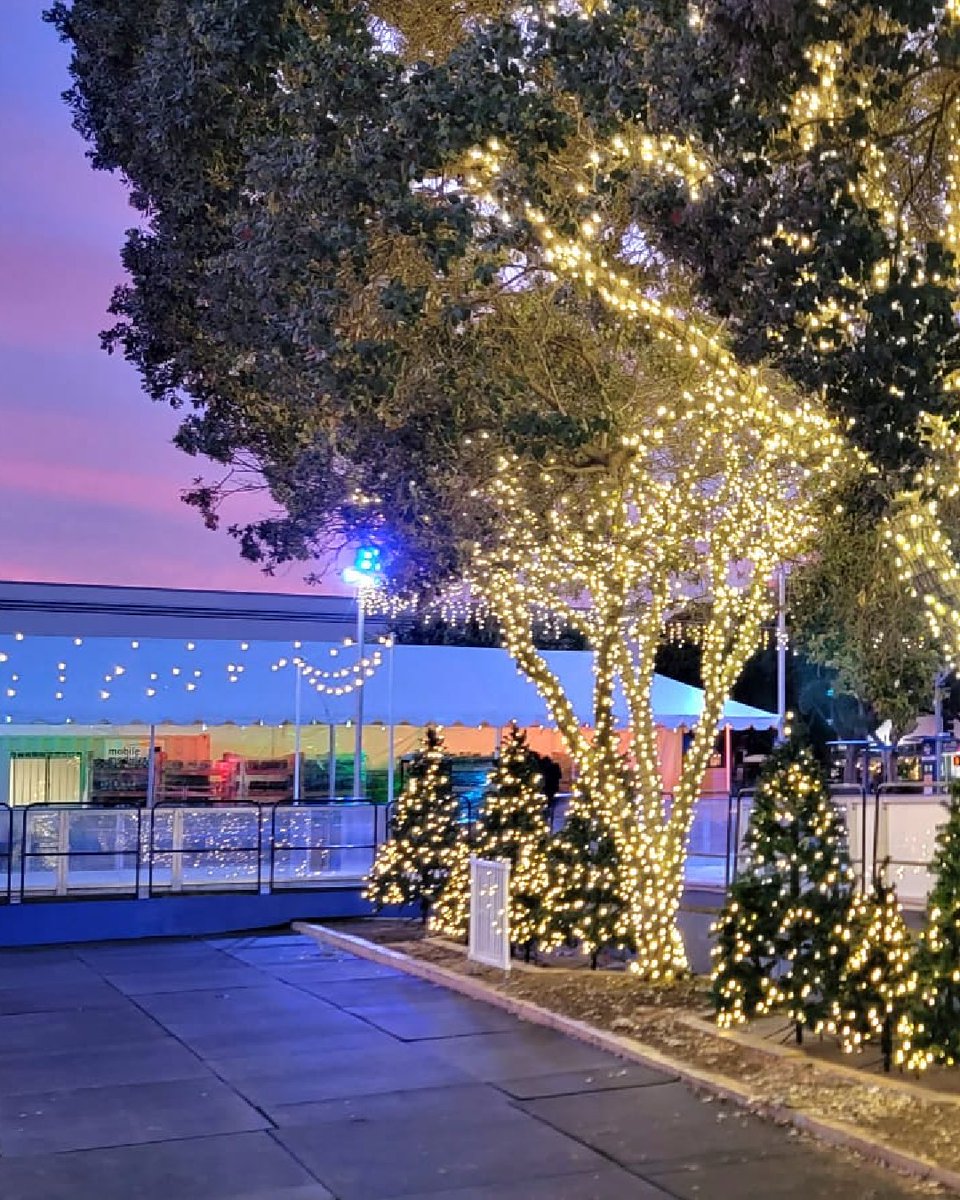 mynstoq's tweet photo. A sneak peek at the Santa Monica Ice Rink getting ready for its grand opening on Thursday.
#samo #santamonica #icerink #holidayinstallation #holidaylighting #productionpros https://t.co/FRpy65be18
