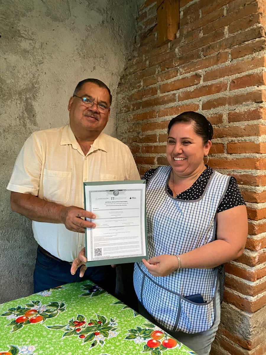 IEEASLP_rioverd's tweet photo. Muchas felicidades a todos los educandos que reciben su certificado de primaria y secundaria, así como ellos acércate a nuestra institución y termina tu educación básica totalmente gratis. 📚📖📝✅ https://t.co/wNZkHzM1cL