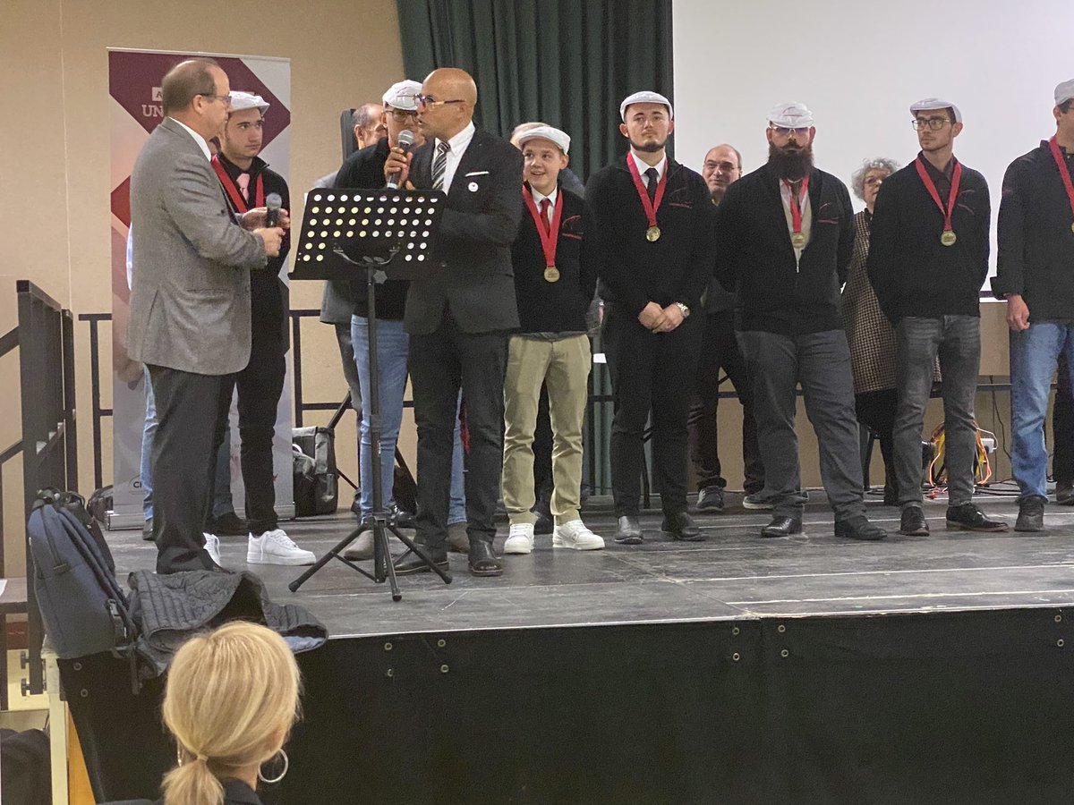 InterbevIDF's tweet photo. Félicitations à tous les jeunes apprentis bouchers du CFA @CfaVersailles et leur formateur Monsieur Rhezrani @DufourPhilipp11 @fed_idf #formation #attractivité #métiers #apprentissage https://t.co/JPLkRffAab