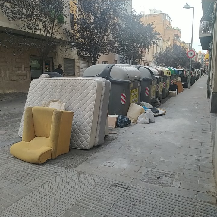 AvvArtigas's tweet photo. Un día más el Vertedero de  11 de Septiembre / Rafael Casanovas de todos los días del año, es un problema de cámaras y sanciones, no le deis más vueltas, en el Centro, seguro tendría algún tipo de solución. @IndependentBDN @PSC_Badalona @Albiol_XG @denunciasbdn @xavivallescar https://t.co/hxHyJU4qgE